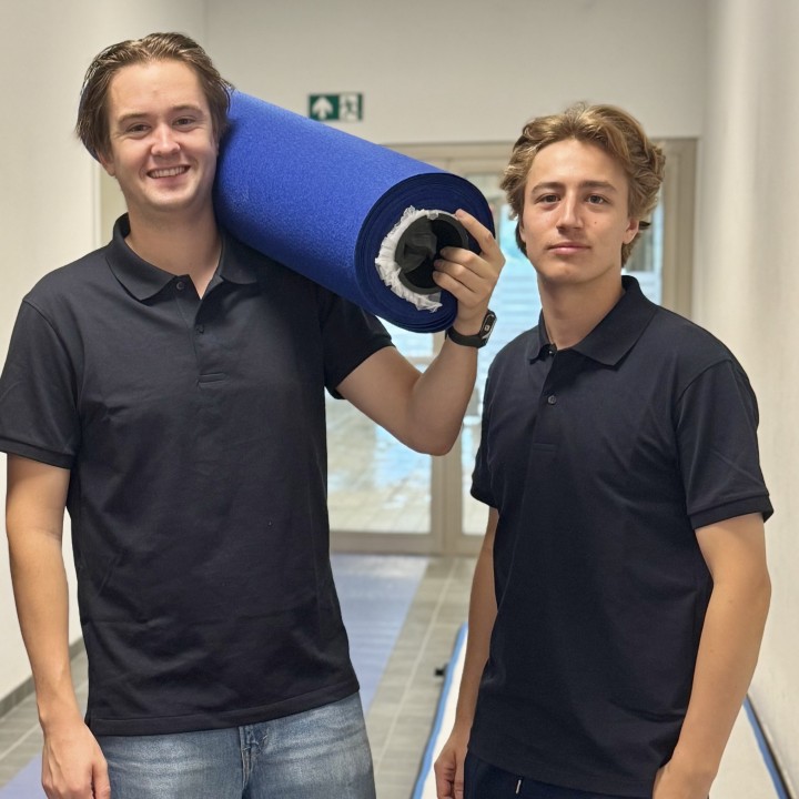 Stagehands 2 met blauwe loper