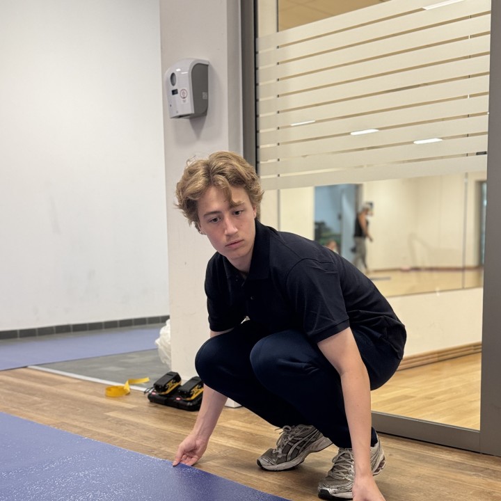 Mannelijke stagehand blauwe loper Mannelijke stagehand blauwe loper