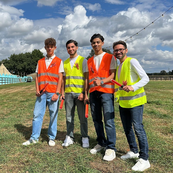 Vier parkingboys beyond the stage Vier parkingboys beyond the stage