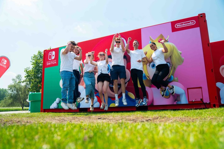 TheOvalOffice-NintendoSummerEvent-PeopleJumping